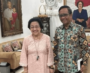 a man and woman standing in a living room, Megawati Soekarnoputri and Mahfud MD
