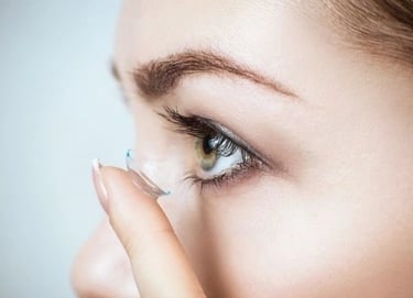 Des manipulations lentilles avec votre opticien à Seignosse