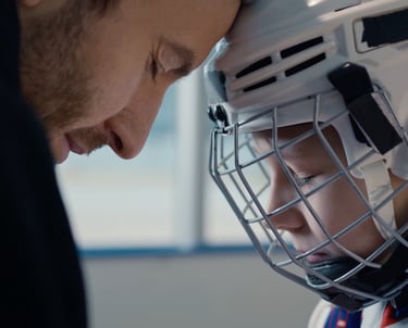 GORIGO creatividad publicitaria a man in a hockey uniform is looking at a hockey player