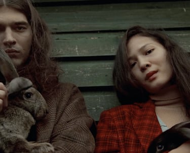 GORIGO creatividad publicitaria pareja con un conejo peludo marron