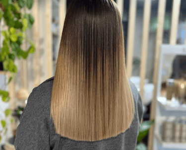 une femme avec de longs cheveux lisses 