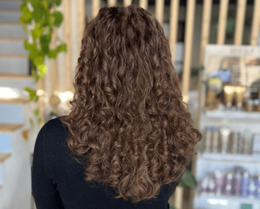 une femme aux cheveux longs et au haut noir