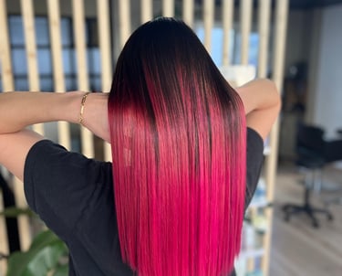 une femme aux cheveux roses et noirs et à une ombre rose