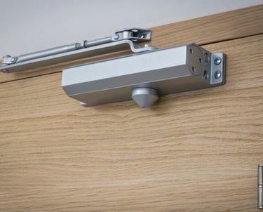 Un ferme porte pose serrurier Bordeaux 