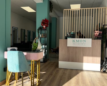 recepción y mesa manicura peluqueria kmon paseo valldaura