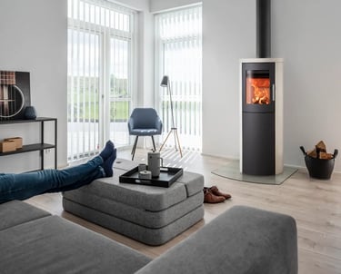 poêle à bois détente devant un feu