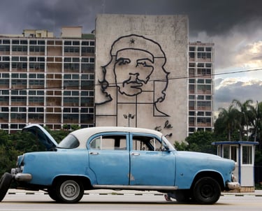 Un coche clásico es visto roto frente a la imagen de Ernesto Che Guevara, en La Habana.