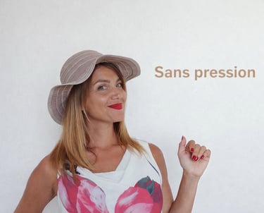 Formatrice d’italien détendue avec un chapeau, accompagnée du texte « Sans pression », apprentissage