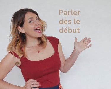 Formatrice d’italien souriante montrant le texte « Parler dès le début », méthode d’apprentissage de