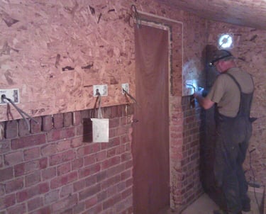 Electrician cu experienta monteaza prize si intrerupatoare la o casa particulara