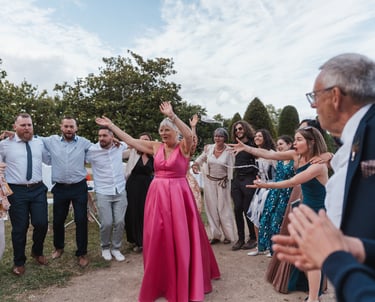 Les invités dansent au Château & Golf La Perrière, La Maison Younan à Angers.