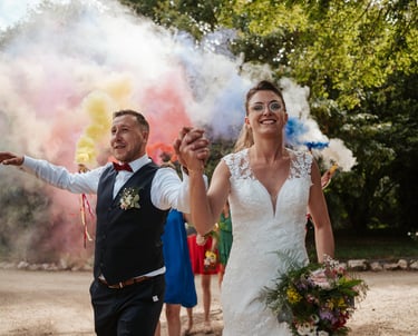 Domaine les Granges de la Festoyrie, les mariés courent avec des fumigènes colorés