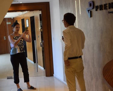 una chica entrevistando con camara a un joven