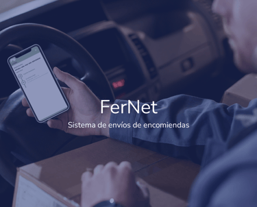 hombre en un auto con el celular en la mano