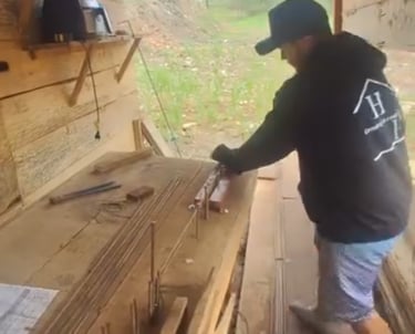 Homem dobrando ferragens