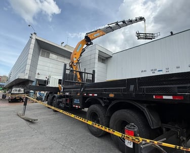 Camion grúa en elevación de carga 