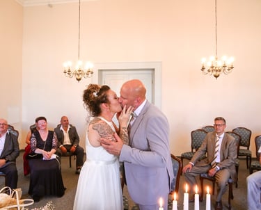 Hochzeitskuss nach der standesamtlichen Trauung – natürliche Hochzeitsfotografie von Hochzeitsfotograf Oranienburg.