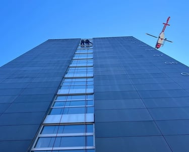 Höhenarbeiter reinigen die Fassade