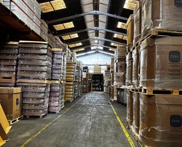 Almacén de PICSA con envases plásticos industriales listos para distribución