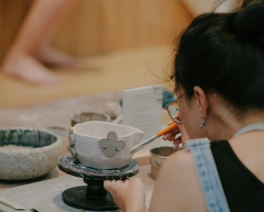 femme artisan qui fait de la poterie