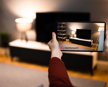 Una persona viendo un Tour virtual 360 desde una tablet