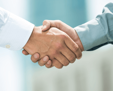 Uścisk dłoni pomiędzy przedstawicielem Weihs International a kontrahentem.