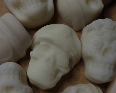 Photo de mes fondant à la violette. Fondants en forme de crâne, de gr, blanc, parfum violette.