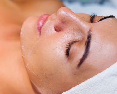 Vrouw met roze en lippen en donkere wenkrbrouwen