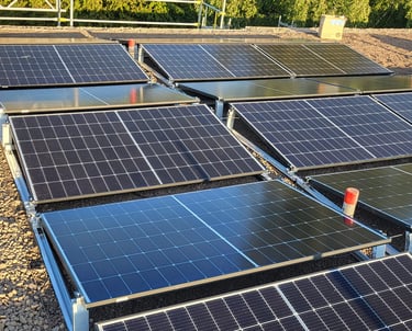 eine Gruppe von Solarmodulen, die auf einem Dach installiert sind