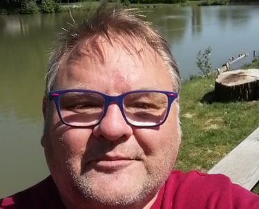 Un portrait chaleureux de Jean-Luc souriant doucement