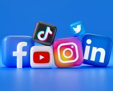 Facebook, TikTok, YouTube, Instagram, LinkedIn ir Twitter logotipai, atspindintys socialinių tinklų 