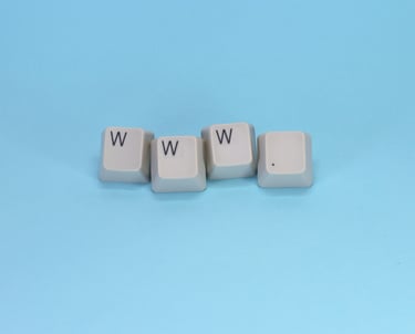 klaviatūros mygtukai su užrašu "W W W .", iliustruojantys svetainės domeno registraciją ir valdymą