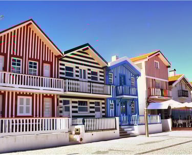 Maisons colorées sur le front de mer à Costa Nova à Aveiro Portugal