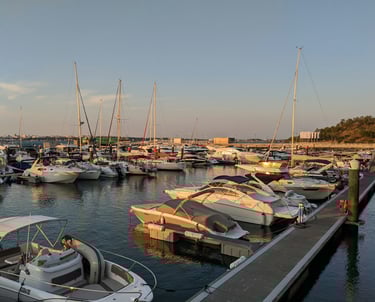 Marina de Tróia, Setúbal, avec de nombreux bateaux amarrés.