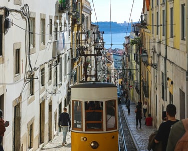 Tramway jaune Lisbonne Portugal