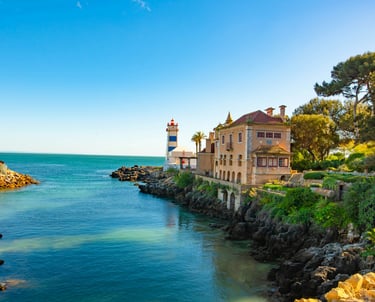 Vue sur la Casa de Santa Maria et du phare de Santa Marta à Cascais, Portugal