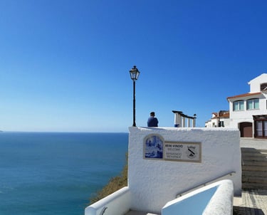 Vue panoramique depuis le Sitio de Nazaré sur l'océan Atlantique.