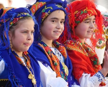 Groupe de jeunes filles en tenues folkloriques colorées, participant à une fête traditionnelle