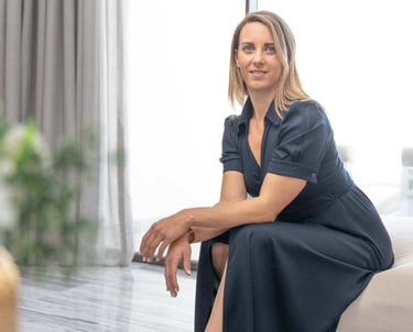 Kinderwunsch Expertin Melissa sitzt auf einer Couch