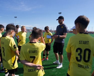 Antrenor Start Suceava lucrând cu copii la antrenament de fotbal