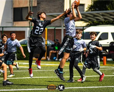 Jugadores de Venados Salvajes practicando football flag