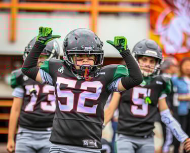 Jugador de football americano de 8 años de la categoría Hornets celebrando una anotación
