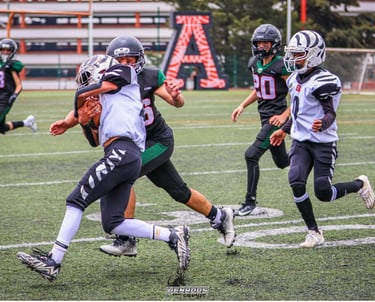 Jugadores de football americano de 13 años de la categoría Falcons jugando football americano