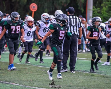 Jugadores de 15 años de la categoría Tauros jugando football americano