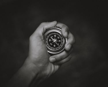 Photo d'une main qui tient une boussole