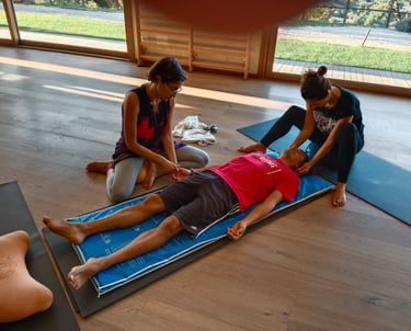 a man and woman doing a massage in a room, trattamento biointegrato