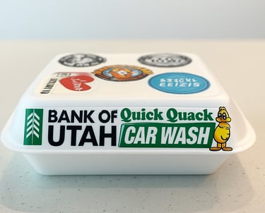 Image of a clamshell togo box with advertising on the side of the lid