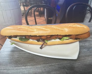 bocadillo de pechuga de pollo crujiente, lechuga, tomate y alioli