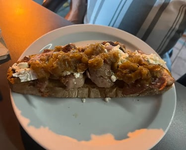 tostajo de solomillo con queso de cabra y cebolla caramleizada