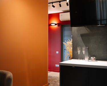 дизайн яркой кухни в маленькой квартире